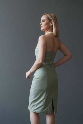 Robe élégante montrée de dos, exemple de réalisation du Robe ABSTRACTICA - Patron couture PDF du XXS au XXL, patron de couture pdf à télécharger.