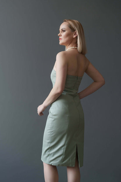 Robe élégante montrée de dos, exemple de réalisation du Robe ABSTRACTICA - Patron couture PDF du XXS au XXL, patron de couture pdf à télécharger.