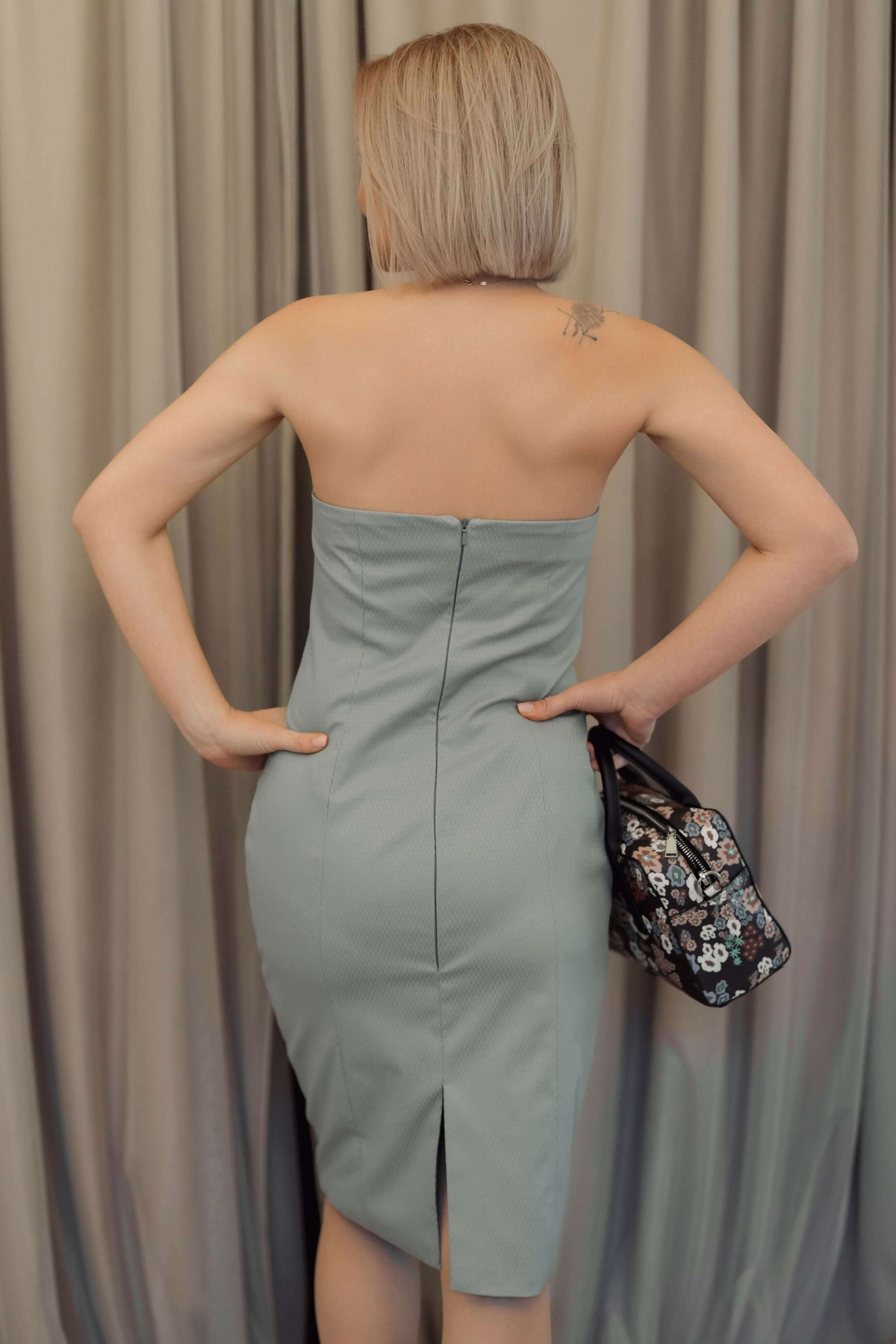 Robe ABSTRACTICA - Patron couture PDF du XXS au XXL, modèle élégante montrant une robe sans bretelles avec sac à motif fleuri, vue de dos.