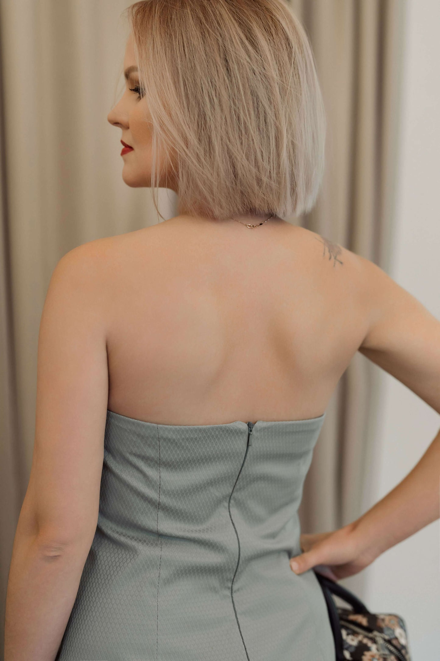 Femme portant la Robe ABSTRACTICA - Patron couture PDF du XXS au XXL, montrant un style élégant et structuré.