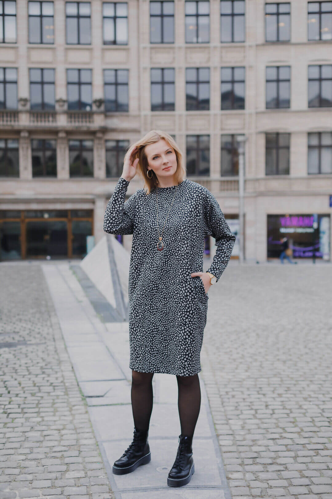 Femme portant la Robe Alex décontractée devant un bâtiment, patron de couture pdf à télécharger