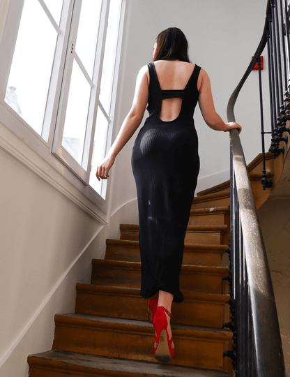 Femme portant la Robe Aury montant un escalier, patron de couture pdf à télécharger inclus.