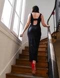 Femme portant la Robe Aury montant un escalier, patron de couture pdf à télécharger inclus.
