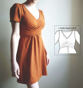 Femme portant la Robe "Azureen" du 32 au 60, patron de couture pdf à télécharger, en maille avec manches courtes et liens croisées.