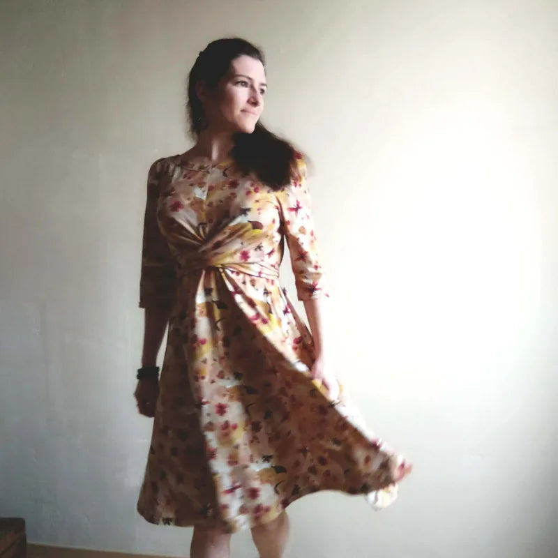 Femme portant la Robe "Azureen" du 32 au 60, patron de couture pdf à télécharger, avec manches ¾ et détails croisés élégants.