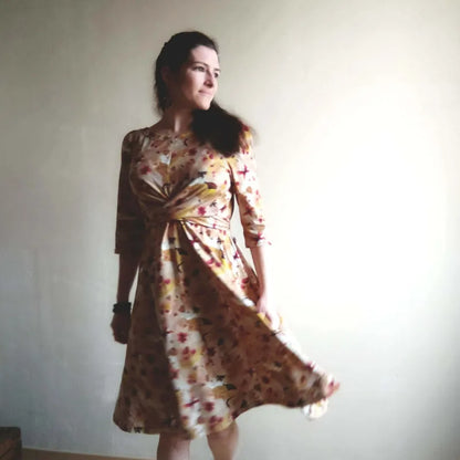 Femme portant la Robe "Azureen" du 32 au 60, patron de couture pdf à télécharger, avec manches ¾ et détails croisés élégants.