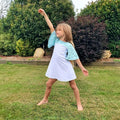 Enfant portant la Robe / Blouse Gaby - Patron couture enfant du 2 au 14 ans, en plein air, patron de couture PDF à télécharger disponible.