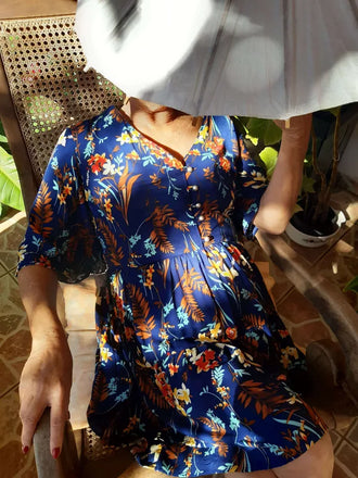 Femme portant la Robe/ Blouse Gula - T36 à 50, patron de couture pdf à télécharger, manches papillons, imprimé floral vibrant.