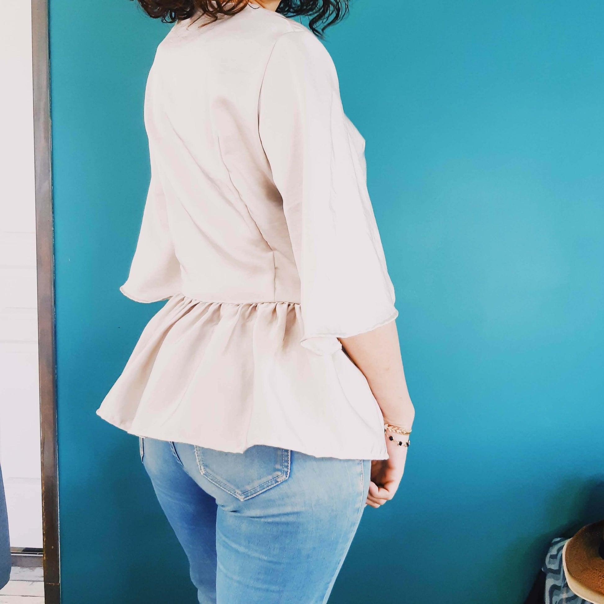 Robe/ Blouse Gula - T36 à 50 en tissu beige, vue de dos, avec coupe empire et manches papillons, patron de couture pdf à télécharger