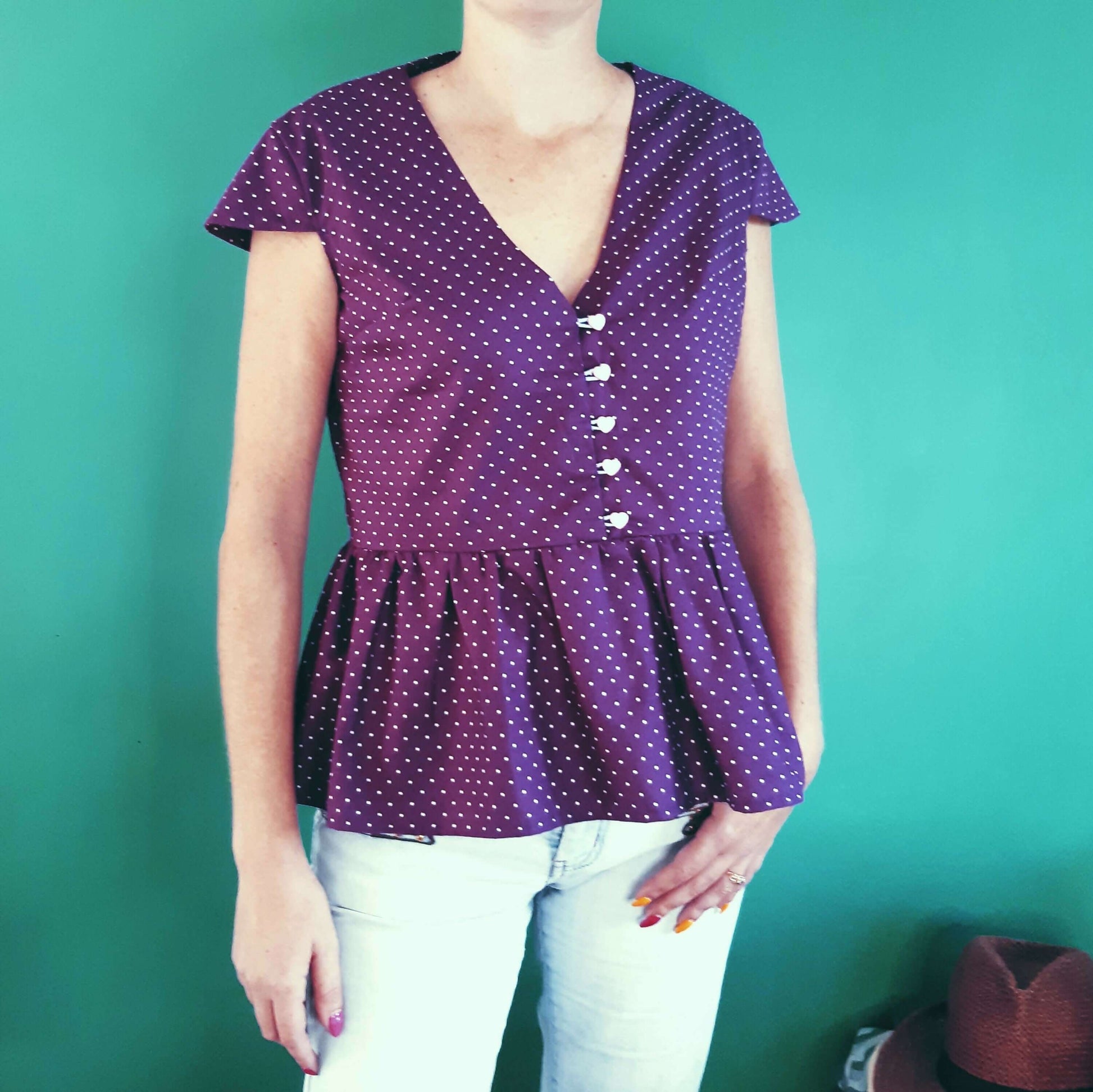 Robe/ Blouse Gula - T36 à 50 en violet à pois avec col en V, parfaite pour toutes morphologies. Patron de couture PDF à télécharger.