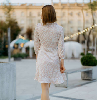 Robe Cache-Coeur - XS-XL - ANGELICA, patron de couture pdf à télécharger, vue arrière en extérieur, femme portant une robe élégante.