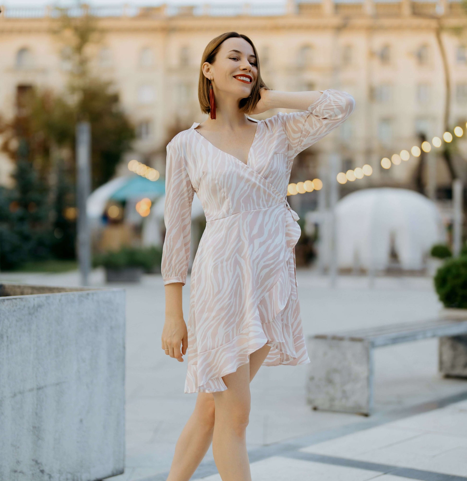 Femme portant Robe Cache-Coeur - XS-XL - ANGELICA avec patron de couture pdf à télécharger.