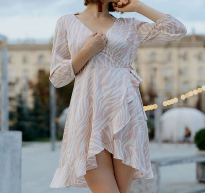 Robe Cache-Coeur - XS-XL - ANGELICA, patron de couture pdf à télécharger, modèle exposé dans un cadre extérieur élégant.