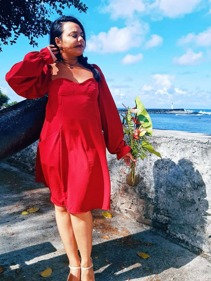 Femme portant la Robe Cassiopée - T36 à 50 avec manches bouffantes et encolure en cœur, patron de couture pdf à télécharger.