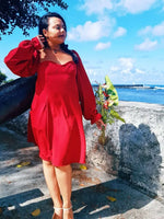 Femme portant la Robe Cassiopée - T36 à 50 avec manches bouffantes et encolure en cœur, patron de couture pdf à télécharger.