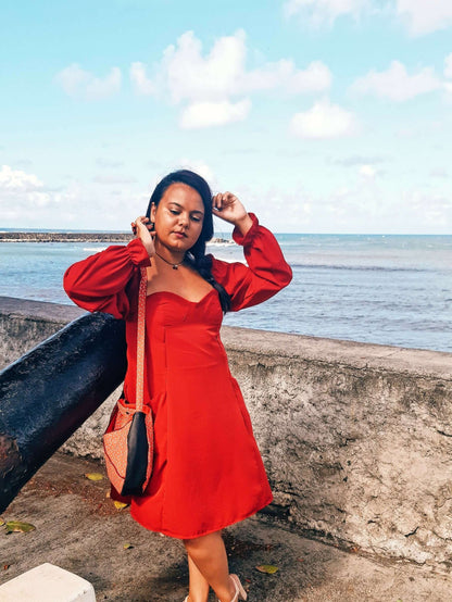 Robe Cassiopée - T36 à 50 avec manches bouffantes, vue de face au bord de la mer. Patron de couture PDF à télécharger disponible.