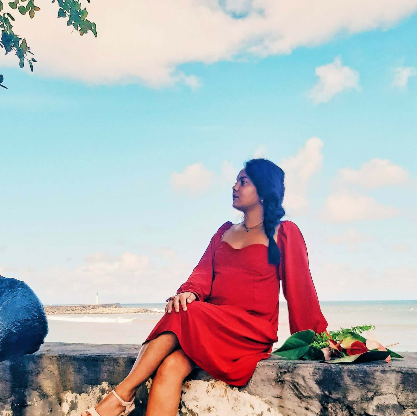 Femme portant la Robe Cassiopée - T36 à 50 avec encolure en cœur, dos nu et manches bouffantes, patron de couture pdf à télécharger.