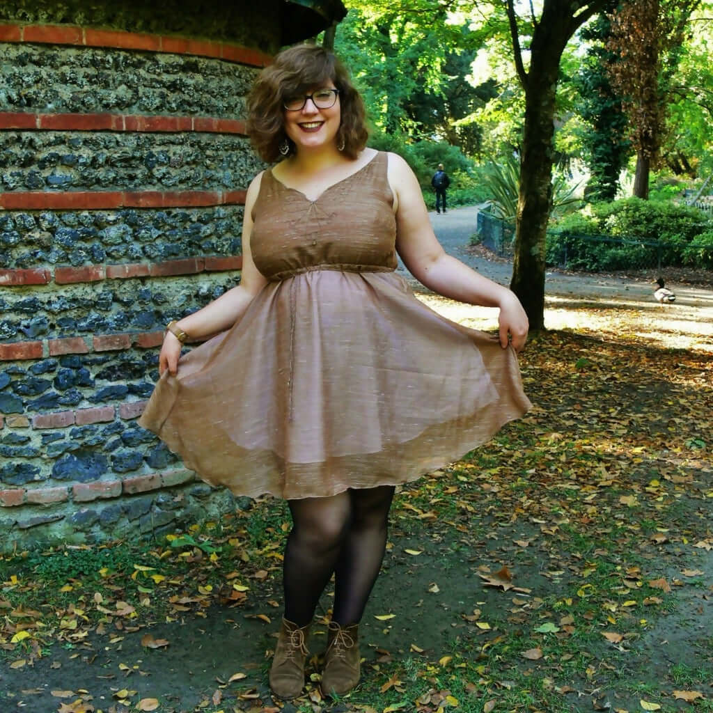 Femme portant la Robe Cilaos - 32 au 56 en extérieur, patron de couture pdf à télécharger disponible pour couture facile.