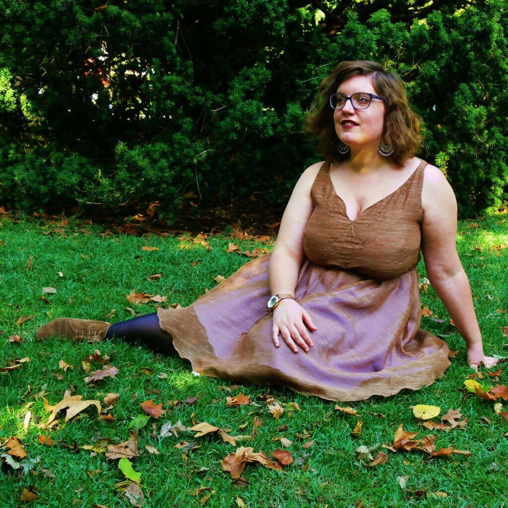 Robe Cilaos - 32 au 56, modèle cousu à la main, patron de couture pdf à télécharger, mise en valeur sur une femme assise à l'extérieur.