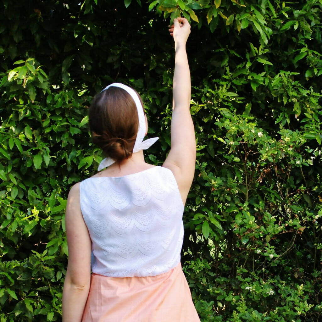 Femme portant la Robe Cilaos - 32 au 56, avec top en dentelle, montrant le dos, nature verdoyante, patron de couture pdf à télécharger.