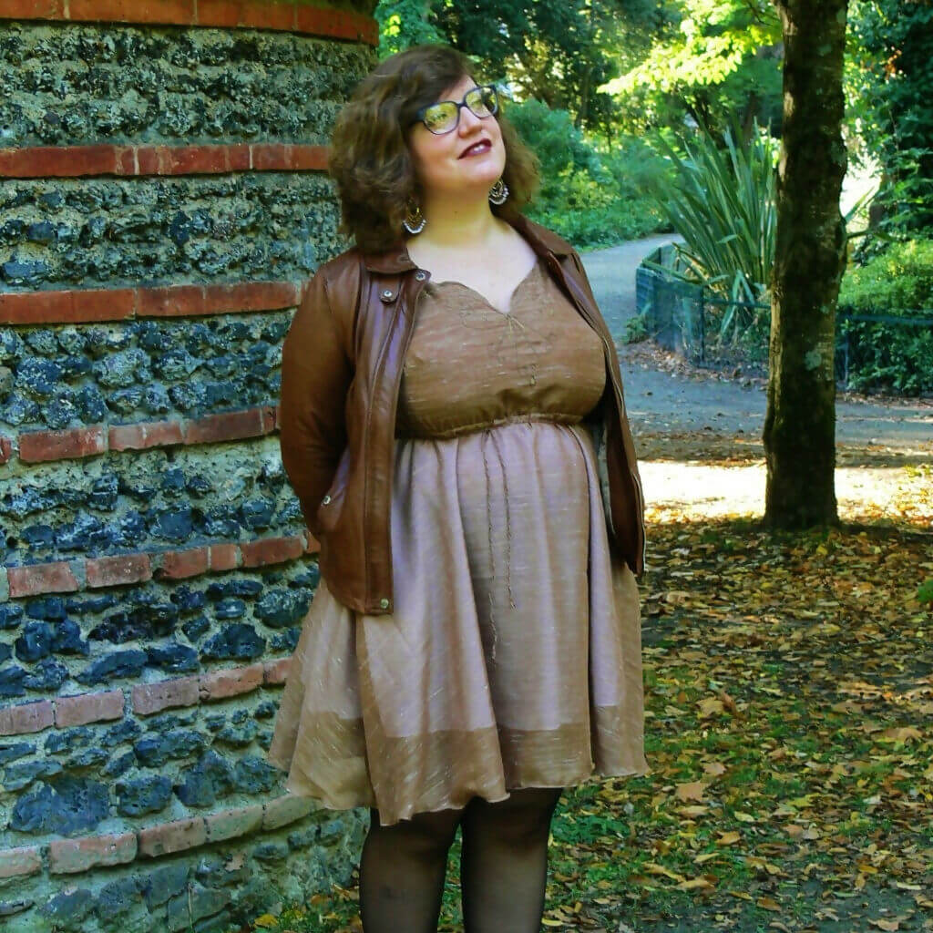 Femme portant la Robe Cilaos - 32 au 56, élégant décolleté cœur, idéale pour patron de couture pdf à télécharger.