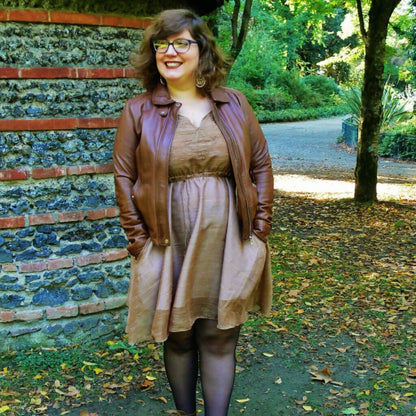 Robe Cilaos - 32 au 56, patron de couture pdf à télécharger, femme portant la robe dans un parc automnal avec veste marron.