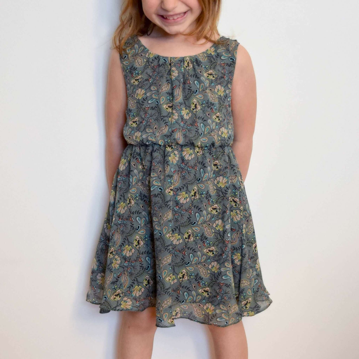 Robe Cylia Enfants, légère et confortable pour enfants de 2 à 12 ans, avec un joli motif floral.