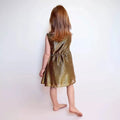 Robe Cylia Enfants vue de dos, patron de couture pdf à télécharger pour enfant, robe doublée sans boutonnière ni fermeture éclair.
