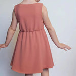 Robe Cylia Enfants, patron de couture PDF à télécharger, offrant confort et légèreté pour enfants 2-12 ans, vue dos évasée rose.