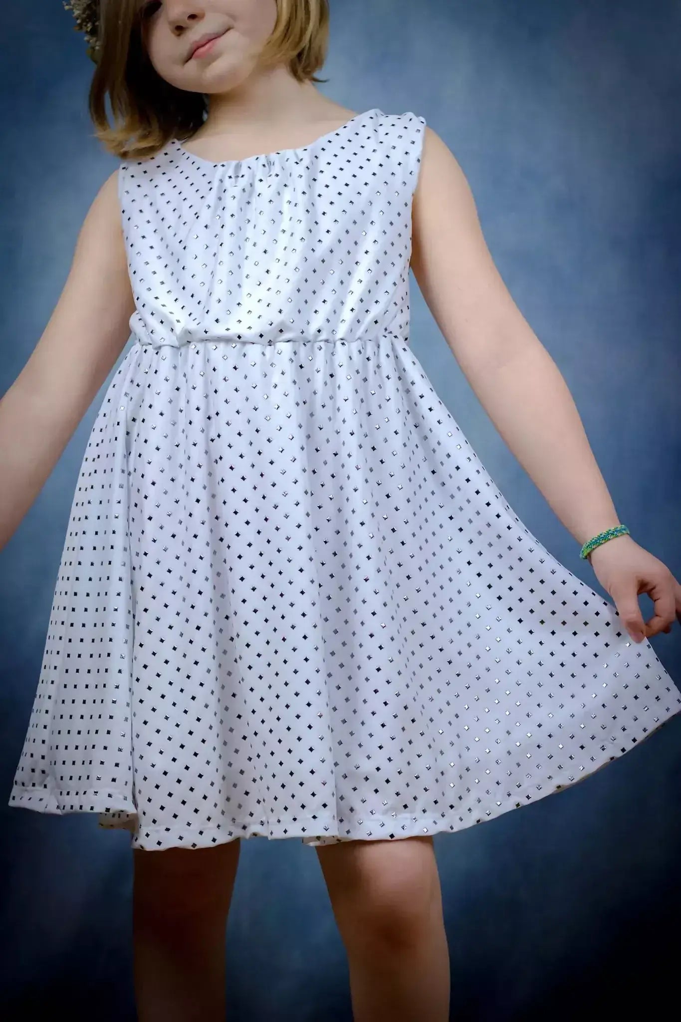 Robe Cylia Enfants en coton blanc à pois, légère et confortable pour les enfants de 2 à 12 ans.