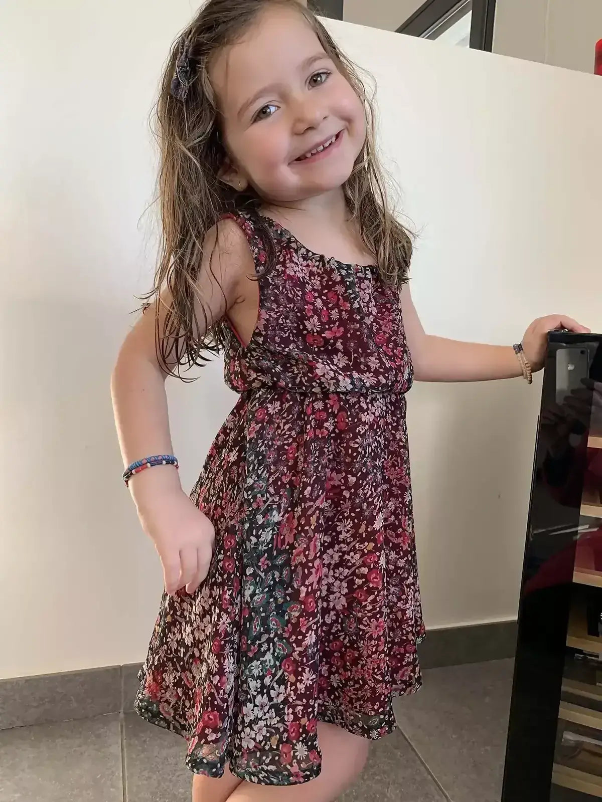 Robe Cylia Enfants portée par une petite fille, mettant en valeur le design floral et confortable.