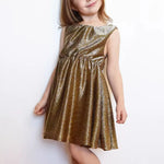 Robe Cylia Enfants dorée, patron de couture pdf à télécharger, enfant portant une robe élégante et confortable avec taille élastiquée.