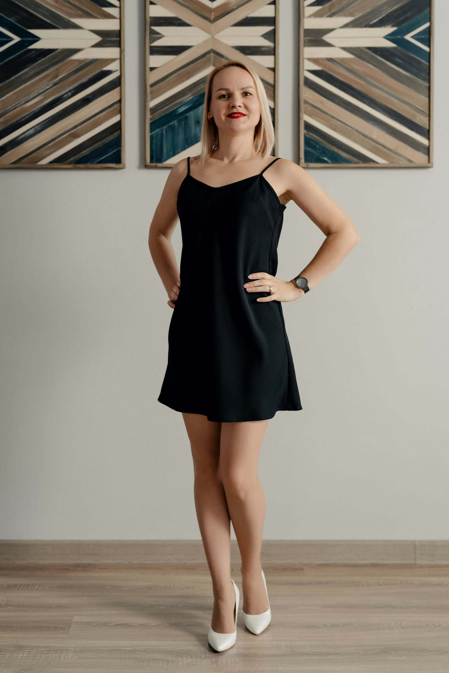 Robe Dark Star du XXS au L en noir, patron de couture PDF à télécharger, femme posant dans une robe élégante et fluide.