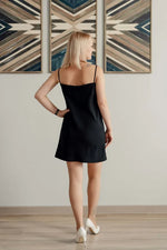 Robe Dark Star du XXS au L en soie, idéale pour patron de couture pdf à télécharger, vue arrière sur mannequin intérieur élégant.