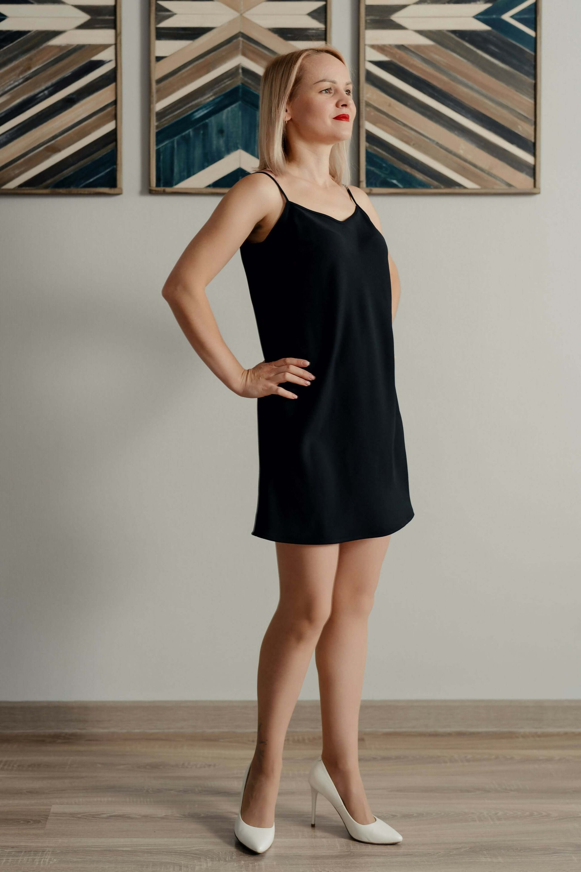 Robe Dark Star du XXS au L, patron de couture PDF à télécharger, élégante et fluide, femme debout avec robe noire et talons hauts blancs.