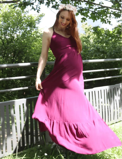 Robe Delhi en violet portée par une femme enceinte, élégante et fluide, parfaite pour la belle saison.