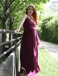 Femme en robe Delhi bordeaux dans un parc, exprimant élégance et style personnel au printemps.