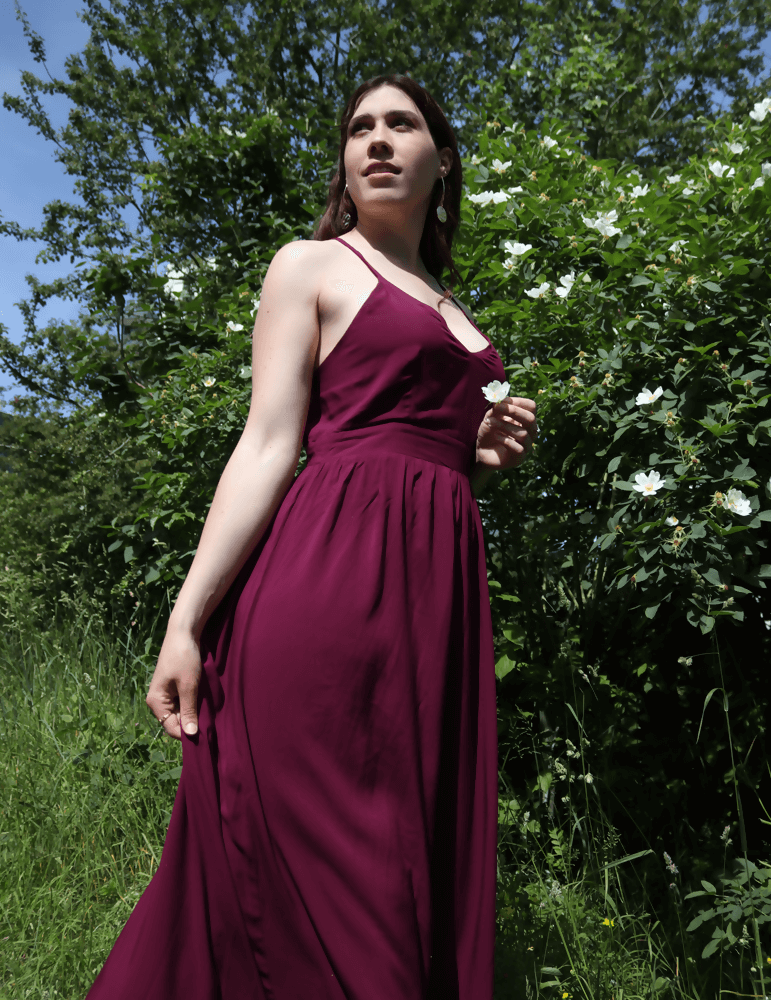 Robe Delhi élégante en bordeaux, parfaite pour la saison estivale, modelée en pleine nature.