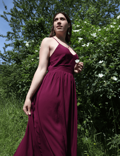 Robe Delhi élégante en bordeaux, parfaite pour la saison estivale, modelée en pleine nature.