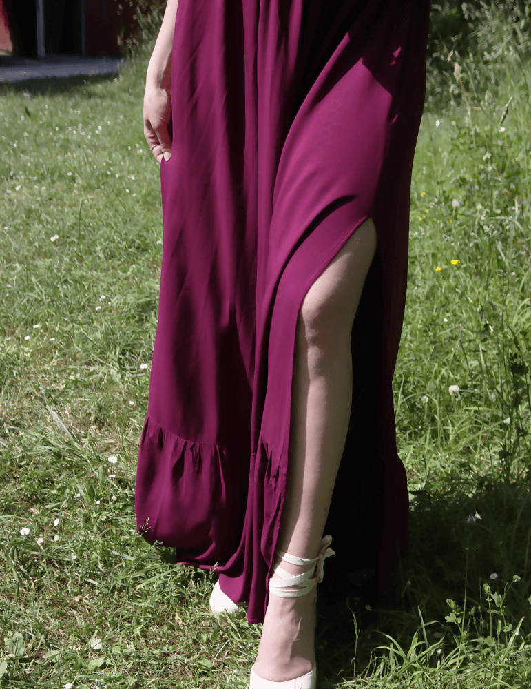 Détail élégant de la robe Delhi en tissu bordeaux, avec fente et ourlet, parfaite pour la couture et le style personnel.