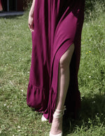 Détail élégant de la robe Delhi en tissu bordeaux, avec fente et ourlet, parfaite pour la couture et le style personnel.