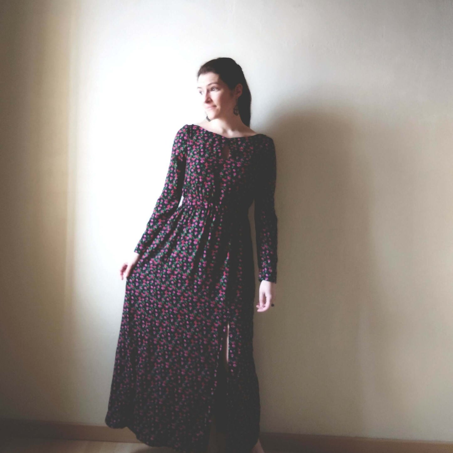 Femme portant la robe "Doline" du 32 au 60 avec fente élégante, patron de couture pdf à télécharger, style décontracté ou habillé.