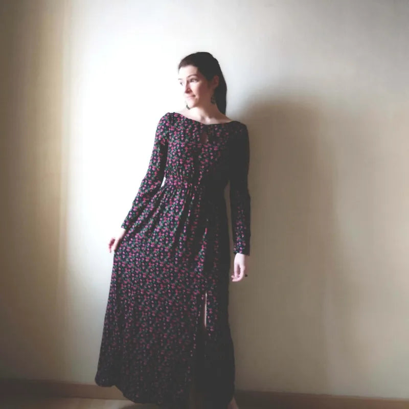 Femme portant la robe "Doline" du 32 au 60 avec fente élégante, patron de couture pdf à télécharger, style décontracté ou habillé.