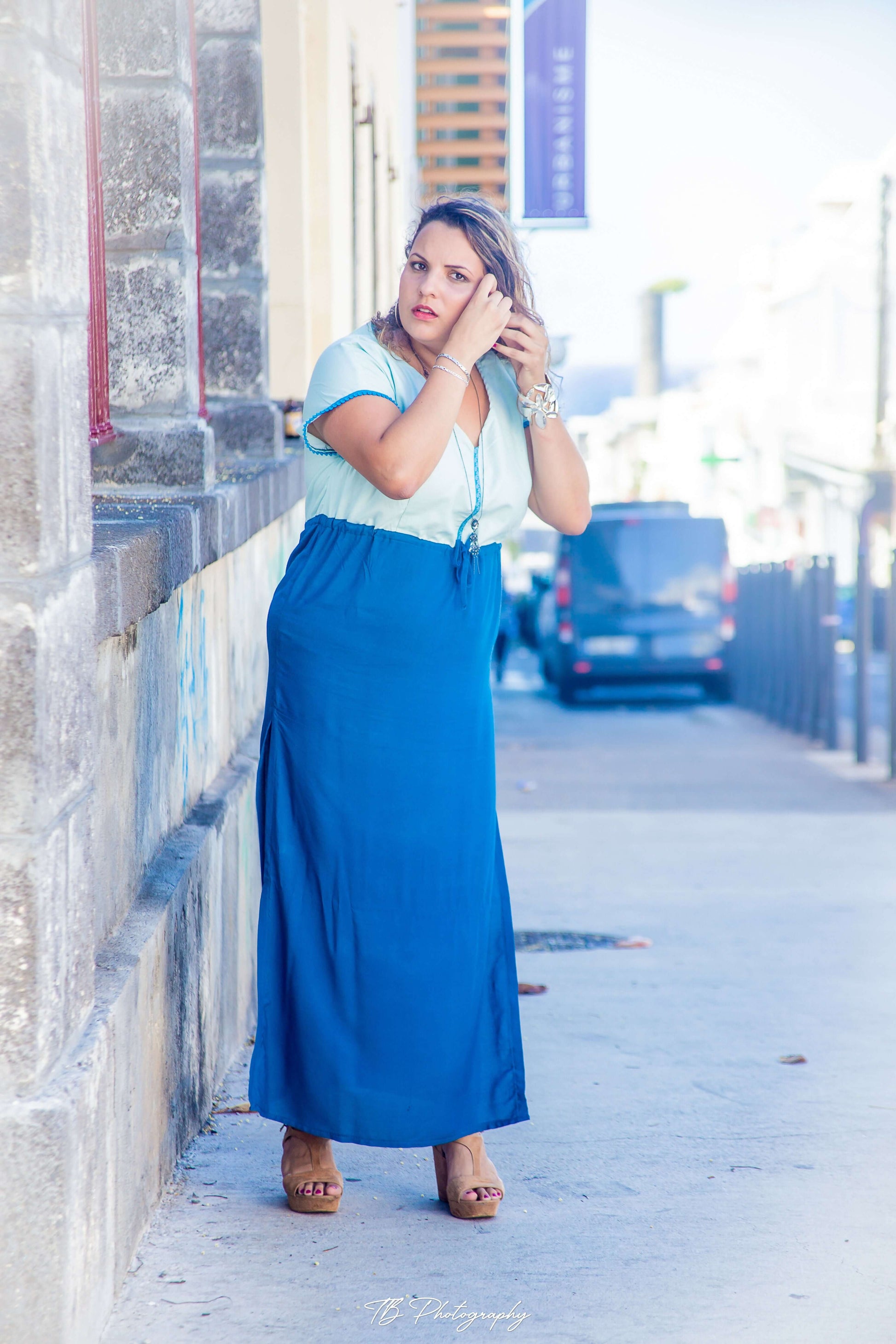 Femme portant la Robe Dysis - T 36 à 50, robe longue sans manche, coupe droite avec ceinture ajustable, patron de couture PDF à télécharger.