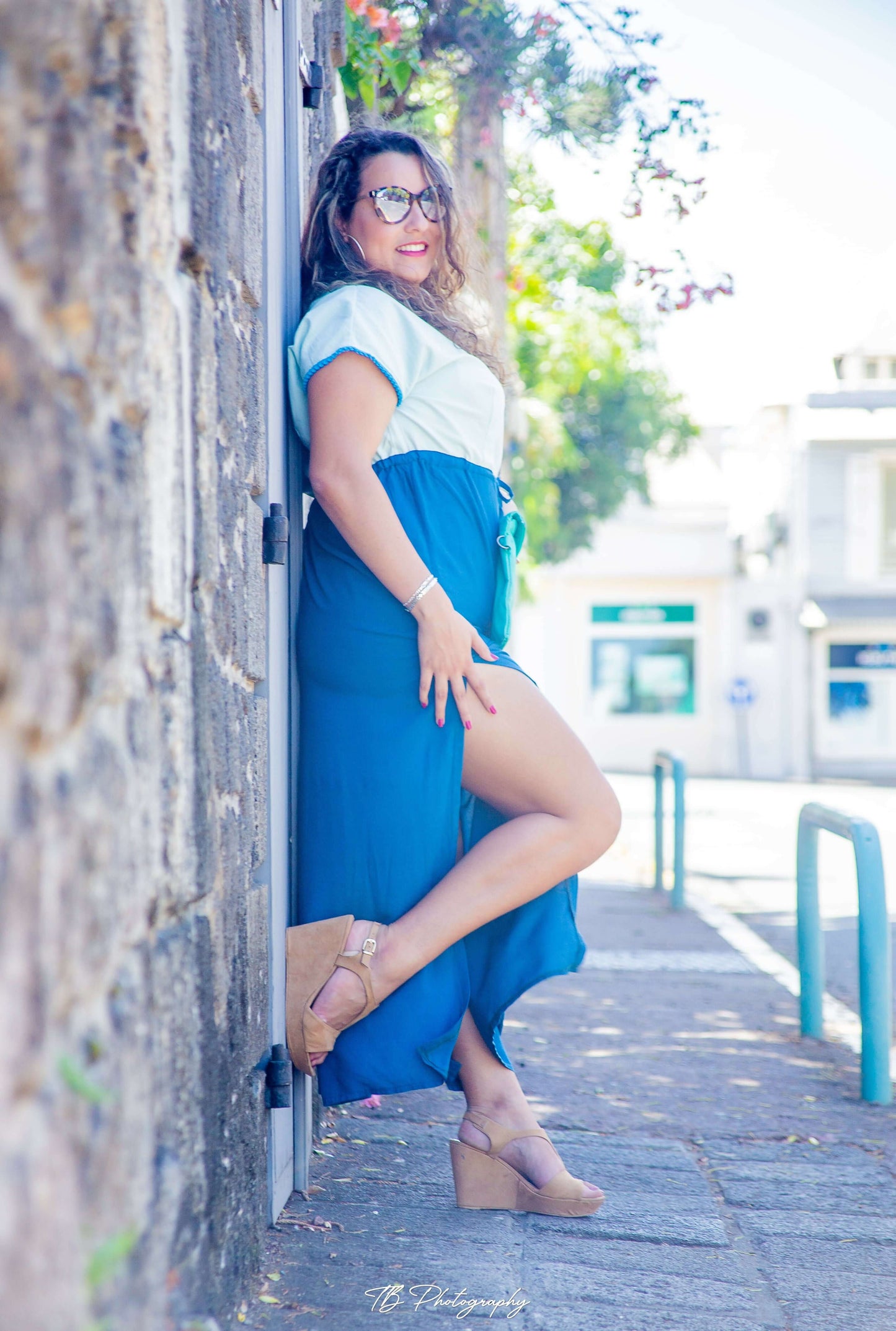 Femme portant la robe longue Dysis avec fentes latérales, Robe Dysis - T 36 à 50, patron de couture pdf à télécharger.