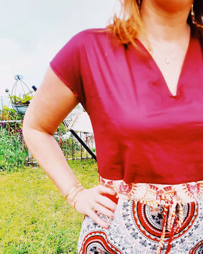 Robe Dysis - T 36 à 50, patron de couture pdf à télécharger, vue de robe longue sans manche avec ceinture ajustable et col en V.