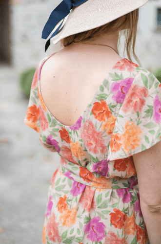 Robe FLORISSE, dos décolleté, manches volantées, imprimé floral, couture féminine pour les tailles 32 à 56.