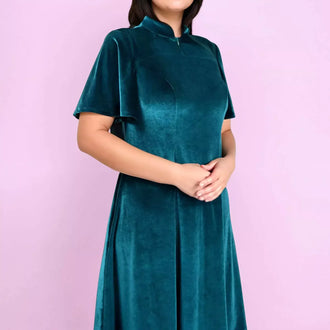 Robe Gaby Femmes en velours vert, patron pdf à télécharger, moderne et confortable.