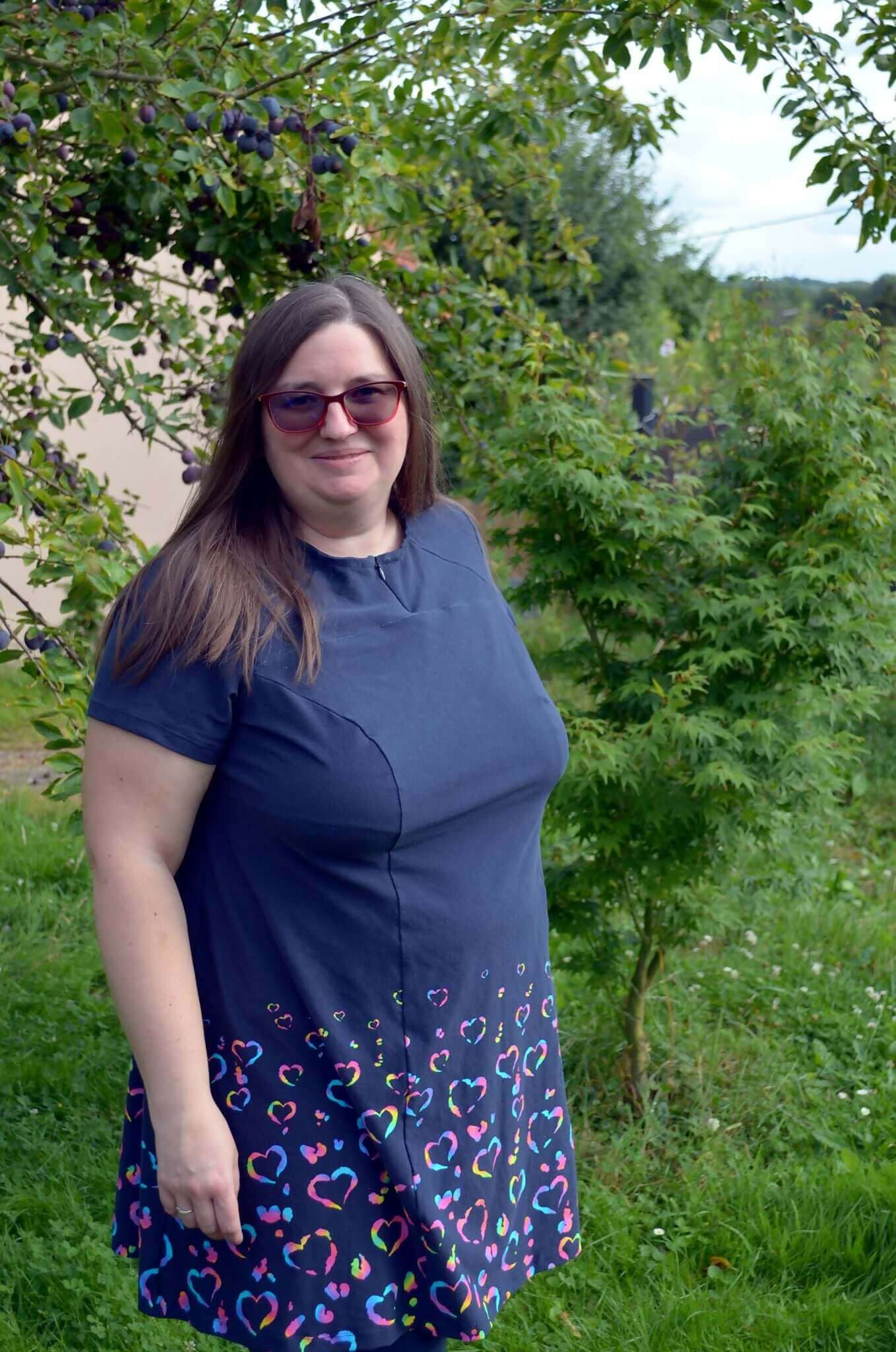 Robe Gaby Femmes portée par une femme, conçue avec un patron pdf à télécharger, style moderne et coloré.