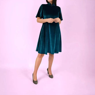 Robe Gaby Femmes en velours bleu canard, modèle moderne pour le patron pdf à télécharger.